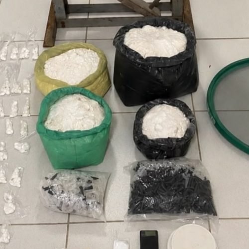 PM desarticula laboratório de drogas em conjunto habitacional de Feira de Santana
