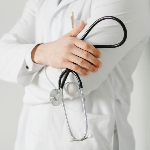 A ameaça dos médicos falsos criados por inteligência artificial