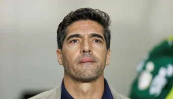 Abel Ferreira questiona presença de microfones à beira do gramado após empate