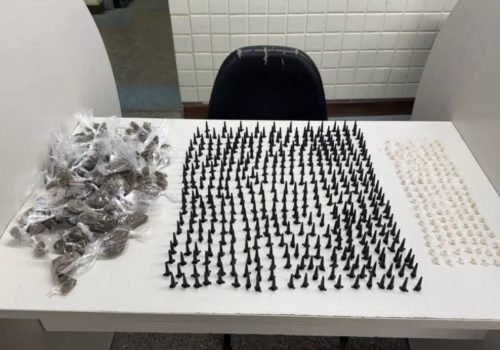 Ação policial em Salvador resulta na apreensão de centenas de porções de entorpecentes