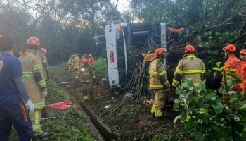 Acidente com ônibus de turismo na Br-040 deixa ao menos dez mortos em Petrópolis