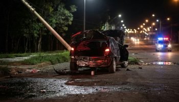 Acidente com poste deixa dois feridos em avenida de Matão
