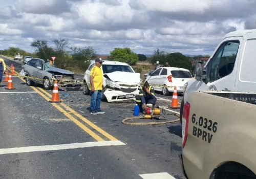 Acidente na Ba-052 deixa dois mortos após colisão envolvendo quatro veículos em Ipirá