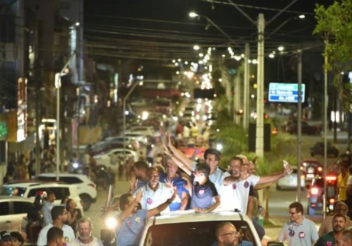 ACM Neto mobiliza eleitores em Capim Grosso e oficializa promessas em Quixabeira
