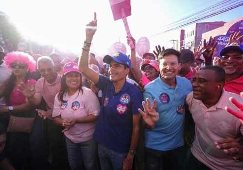ACM Neto mobiliza multidão em Simões Filho e reforça discurso de mudança na Bahia