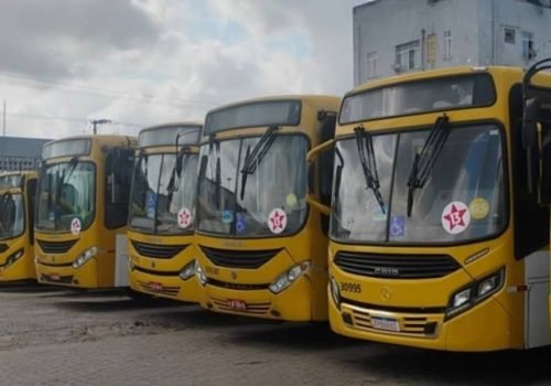 Adesivos de propaganda partidária atrasam saída de ônibus em Salvador