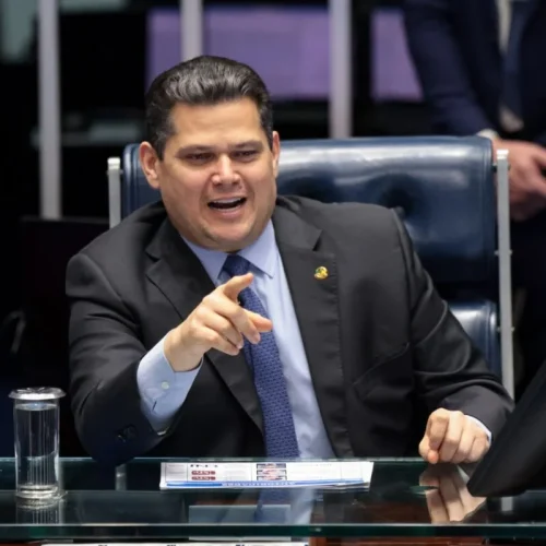 Alcolumbre blinda Moraes no Senado e rebate cobranças de Flávio Bolsonaro