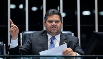 Alcolumbre cita repasses ao filme de Bolsonaro para rebater pressão por impeachment de Moraes