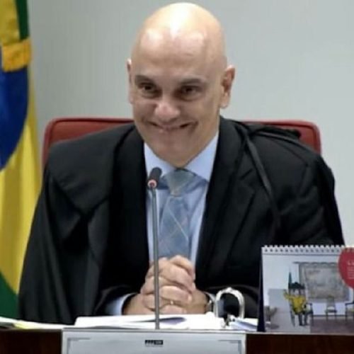 Alexandre de Moraes determina cancelamento de passaporte e proíbe Flávio Bolsonaro de deixar o país