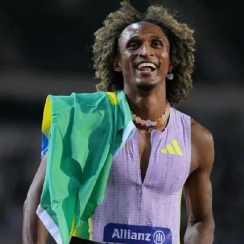 Alison dos Santos é eleito o melhor atleta do mês após recorde mundial