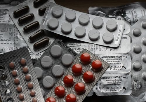 Anvisa suspende testes de terapia celular da Novartis após mortes em estudos globais