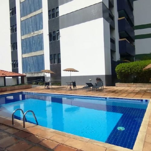 Apartamento reformado na Federação oferece vista para o mar e infraestrutura completa