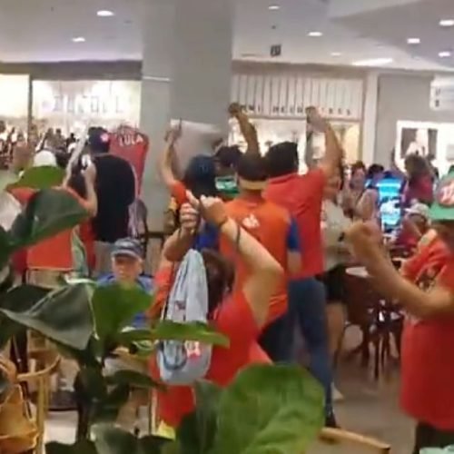 Apoiadores de Lula realizam protesto antifascista em shopping baiano