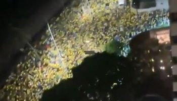 Apoiadores ocupam avenida em ato político com presenças federais