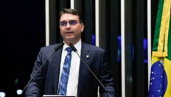 Após mensagens com Daniel Vorcaro virem à tona, Flávio Bolsonaro pede saída de Alexandre de Moraes