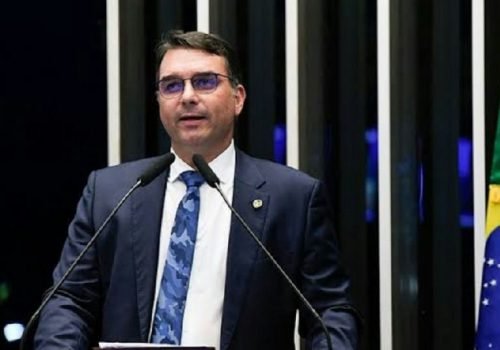 Após mensagens com Daniel Vorcaro virem à tona, Flávio Bolsonaro pede saída de Alexandre de Moraes
