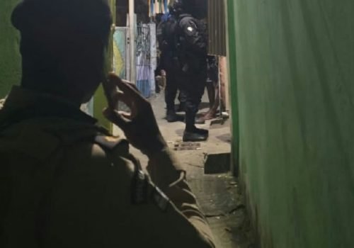 Após tiroteio, adolescente suspeito de tráfico é apreendido ao manter reféns no bairro Santa Cruz