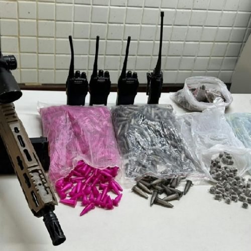 Apreensão de fuzil e drogas em Salvador após perseguição policial