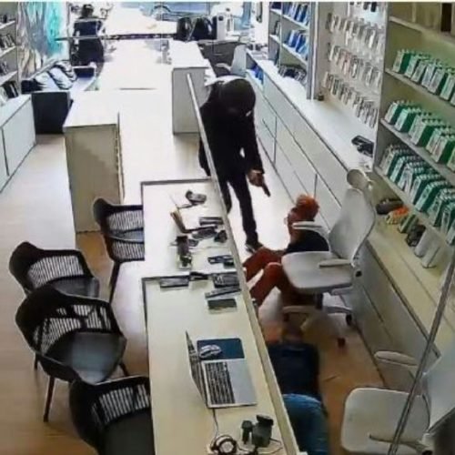 Assalto à mão armada em loja de celulares em Jequié é registrado por câmeras de segurança