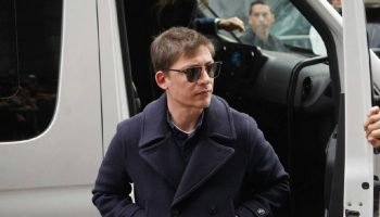 Assessor de Javier Milei teria acompanhado saída de Flávio Bolsonaro rumo aos Estados Unidos