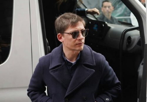 Assessor de Javier Milei teria acompanhado saída de Flávio Bolsonaro rumo aos Estados Unidos