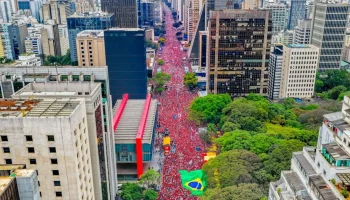 Ato na Avenida Paulista reforça defesa da democracia e busca por votos na campanha de Lula