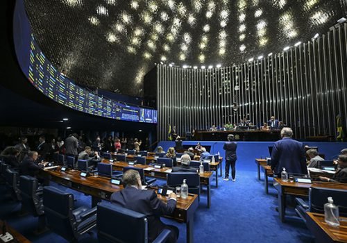 Bancada de Flávio Bolsonaro articula manobra para retirar casos criminais do STF