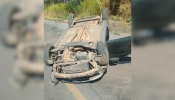 Bebê de 33 dias é arremessada de carro durante capotamento em Minas Gerais