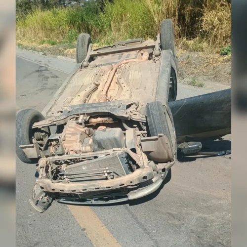 Bebê de 33 dias é arremessada de carro durante capotamento em Minas Gerais