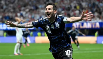 Benin adota postura descontraída diante de Lionel Messi em jogo de despedida