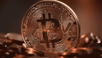 Bitcoin dispara mais de 10% e retoma patamar de destaque no mercado global