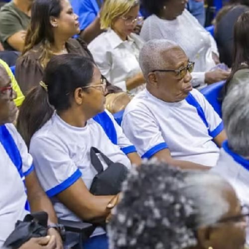 Bolsa presença de R$ 100 beneficia 10 mil alunos do EJA em Salvador