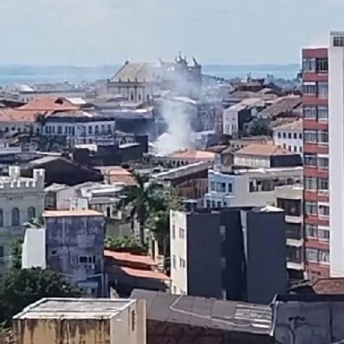 Bombeiros combatem fogo em casarão de quatro andares no Pelourinho neste domingo