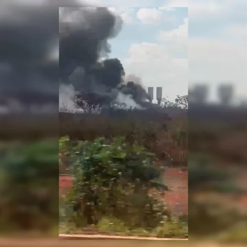 Bombeiros controlam fogo que destruiu galpão de recicláveis na Cidade do Automóvel, no DF