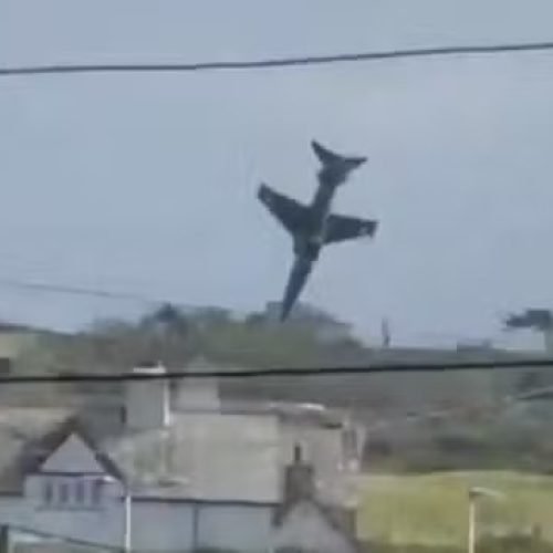 Caça da Força Aérea Real cai e explode após decolagem no País de Gales