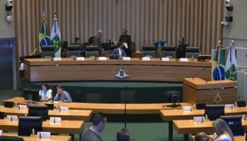 Câmara Legislativa do DF encerra sessão em 18 minutos com apenas sete deputados presentes