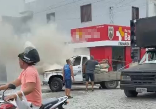 Caminhonete de material de construção sofre incêndio durante entrega em Conceição do Coité