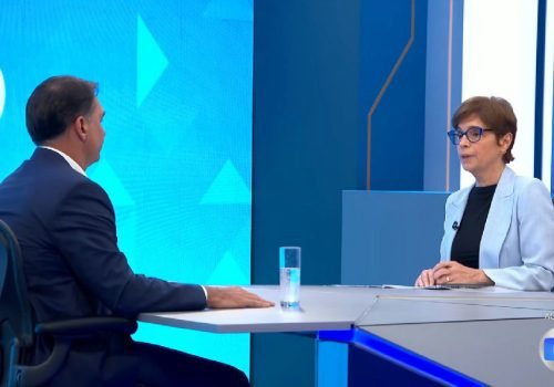 Candidato explica voto sobre fim da escala de trabalho durante entrevista na televisão