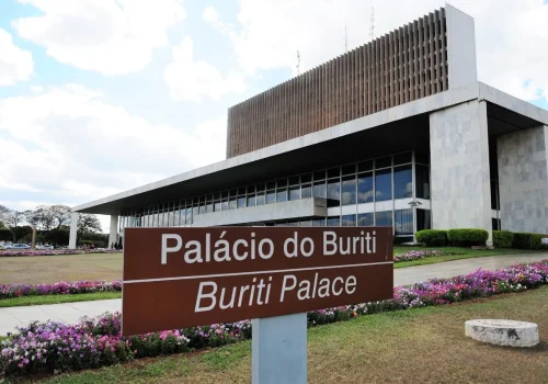 Candidatos ao governo do Distrito Federal intensificam agenda de campanha nas ruas