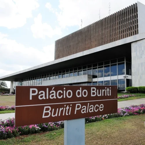 Candidatos ao governo do Distrito Federal intensificam agenda de campanha nas ruas