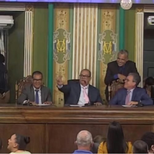 Carlos Muniz declara apoio a Lula e faz gesto simbólico na Câmara de Salvador