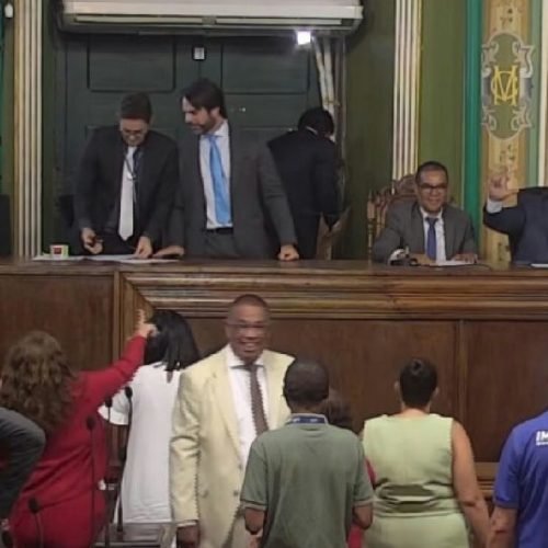 Carlos Muniz responde a gesto da oposição e faz o L durante sessão na Câmara de Salvador
