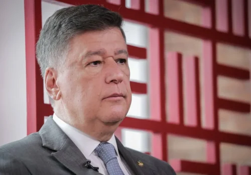 Carlos Viana aponta vaidade de Nikolas Ferreira como causa de derrota da direita em Minas