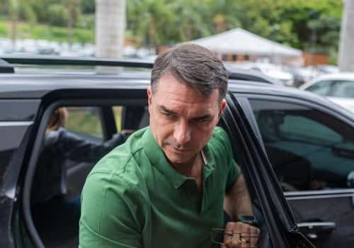 Carreata de Flávio Bolsonaro é alvo de ovos em Goiânia e gera mobilização policial