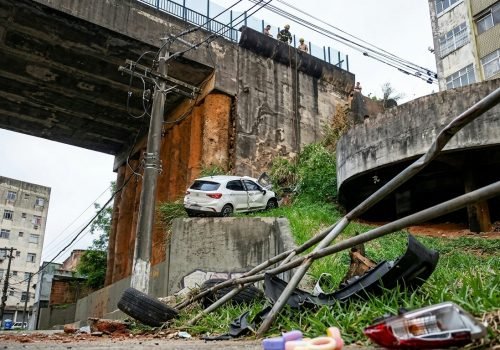 Carro despenca de viaduto em Salvador e mobiliza equipes de trânsito