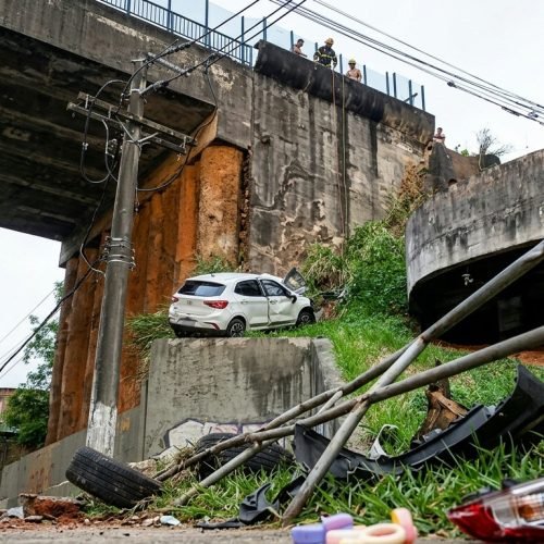 Carro despenca de viaduto em Salvador e mobiliza equipes de trânsito
