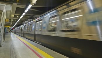 Cartão para desempregados garante gratuidade no transporte sobre trilhos em São Paulo