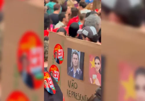 Cartaz contra Júlia Zanatta em ato pró-Lula utiliza imagem de ativista norte-americano