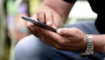 Celular em risco: por que desativar wifi e bluetooth ao sair de casa