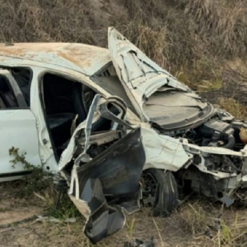 Cinco jovens ficam feridos após capotamento de veículo na Ba-250 em Itaquara